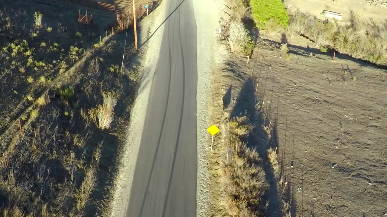 una hermosa toma aérea sobre un hombre que conduce su motocicleta harley en la carretera abierta 6