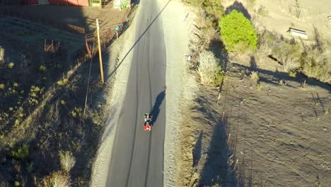 una hermosa toma aérea sobre un hombre que conduce su motocicleta harley en la carretera abierta 6