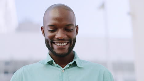 Hombre-Negro,-Sonrisa-Y-Teléfono-En-La-Calle-De-La-Ciudad