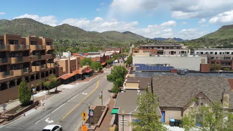 Eine-Aufsteigende-Drohne-Schoss-Direkt-Vor-Golden-Colorado