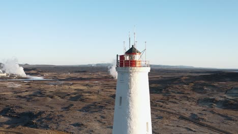 El-Faro-Más-Antiguo-De-Islandia-Con-Gas-Saliendo-De-Tierras-Geotérmicas-Lejanas