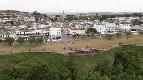 lado de muñeca aérea de la ciudad de torquay, ciudad turística inglesa con hotel y restaurante en el paseo marítimo