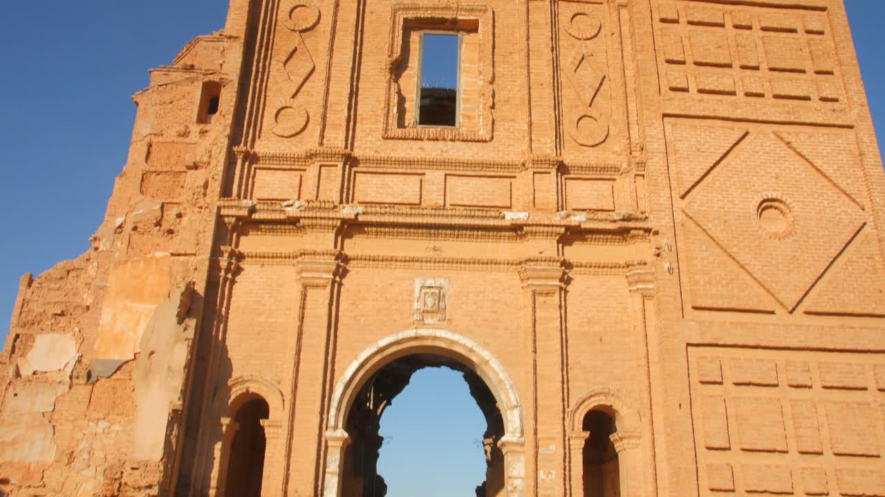 fachada exterior del convento de san agustín ruinas de la guerra civil española en belchite, aragón, españa