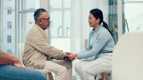 apoyo, psicólogo o anciano cogido de la mano