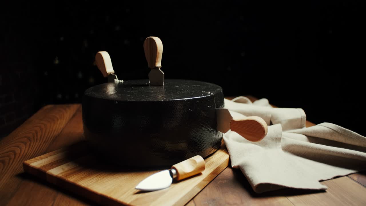 중간 단단한 치즈 머리 파르메잔 나무판에 치즈 파르메산 칼과 함께 슬라이드