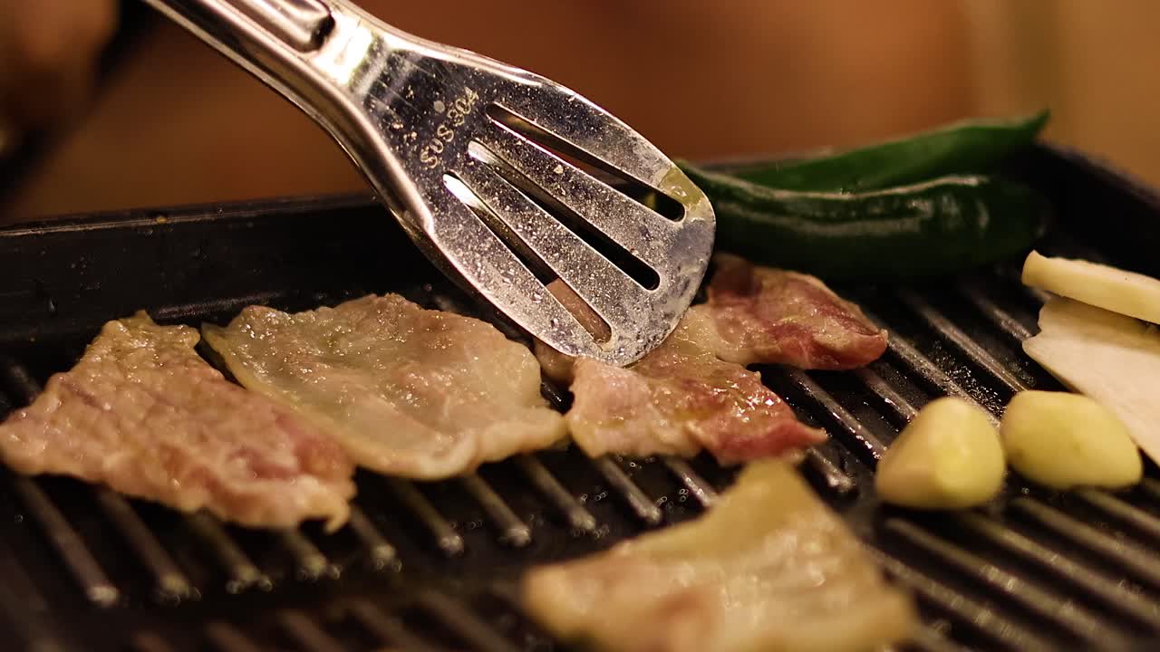 뜨거운 그릴 에 고기 와 채소 를 요리 하는 것