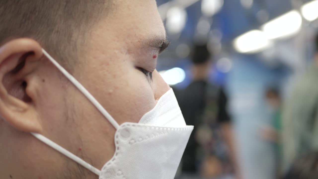 방콕에서 지하철 대중교통을 타면서 마스크를 쓴 남자에게 pov