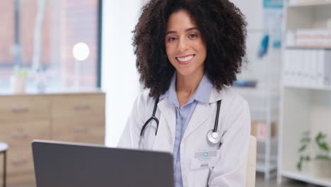 Face,-happy-woman-and-medical-doctor-at-laptop