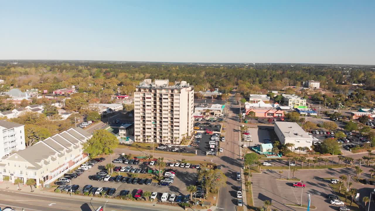 vista superior de la ciudad frente al mar de myrtle beach que muestra edificios y autos estacionados