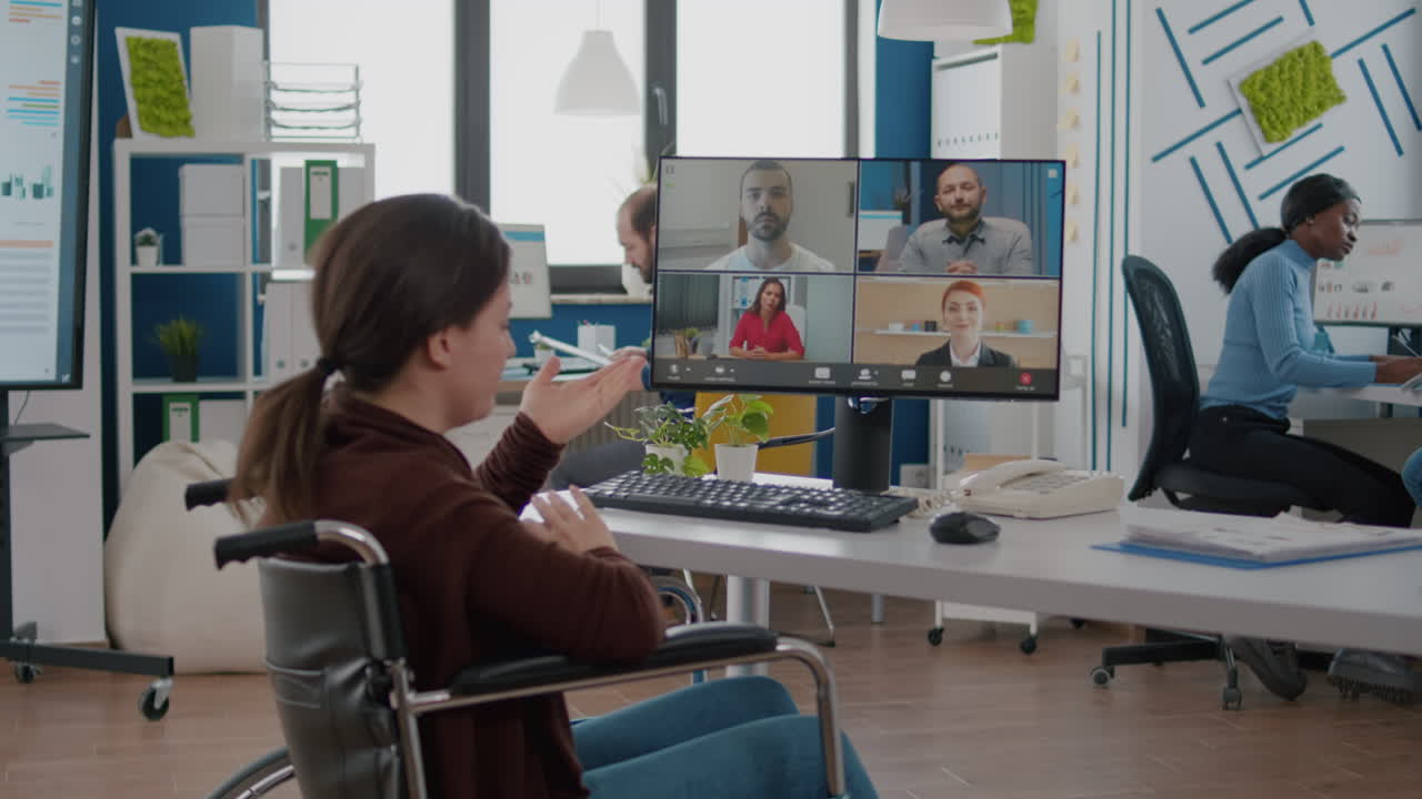 gerente de proyecto paralizado hablando con el equipo durante la videoconferencia