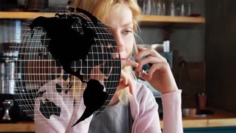 animación del globo girando sobre la mujer usando un teléfono inteligente