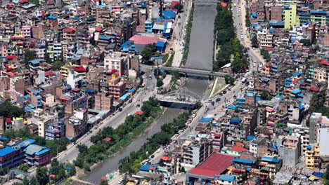 Urbanización-Con-Agua-Contaminada-Y-No-Gestionada-De-Katmandú-Nepal,-Ajetreado-Estilo-De-Vida-De-La-Ciudad-Asiática