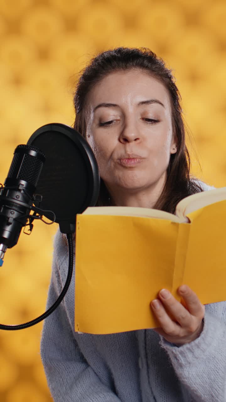 Donna che legge un libro in un microfono per la registrazione di un audiolibro