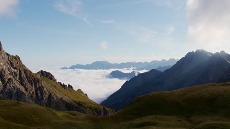 las nubes yacen en un valle con montañas alrededor