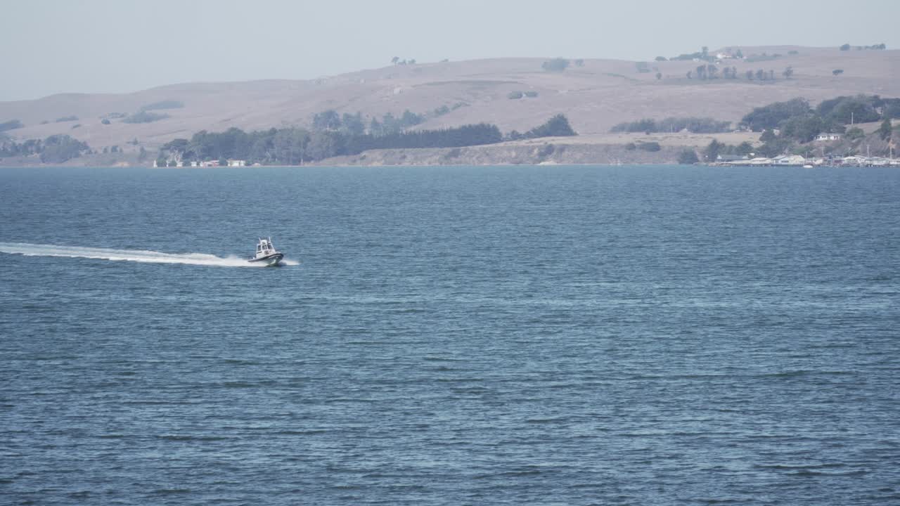 강만의 물을 통해 빠르게 움직이는 작은 보트