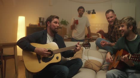 amigos tocando guitarras en casa