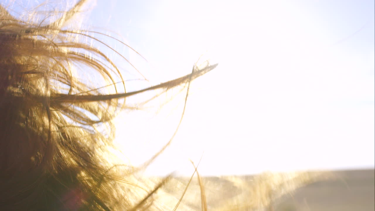 이 좋은 날 에 컨버터블 을 운전 하는 여자