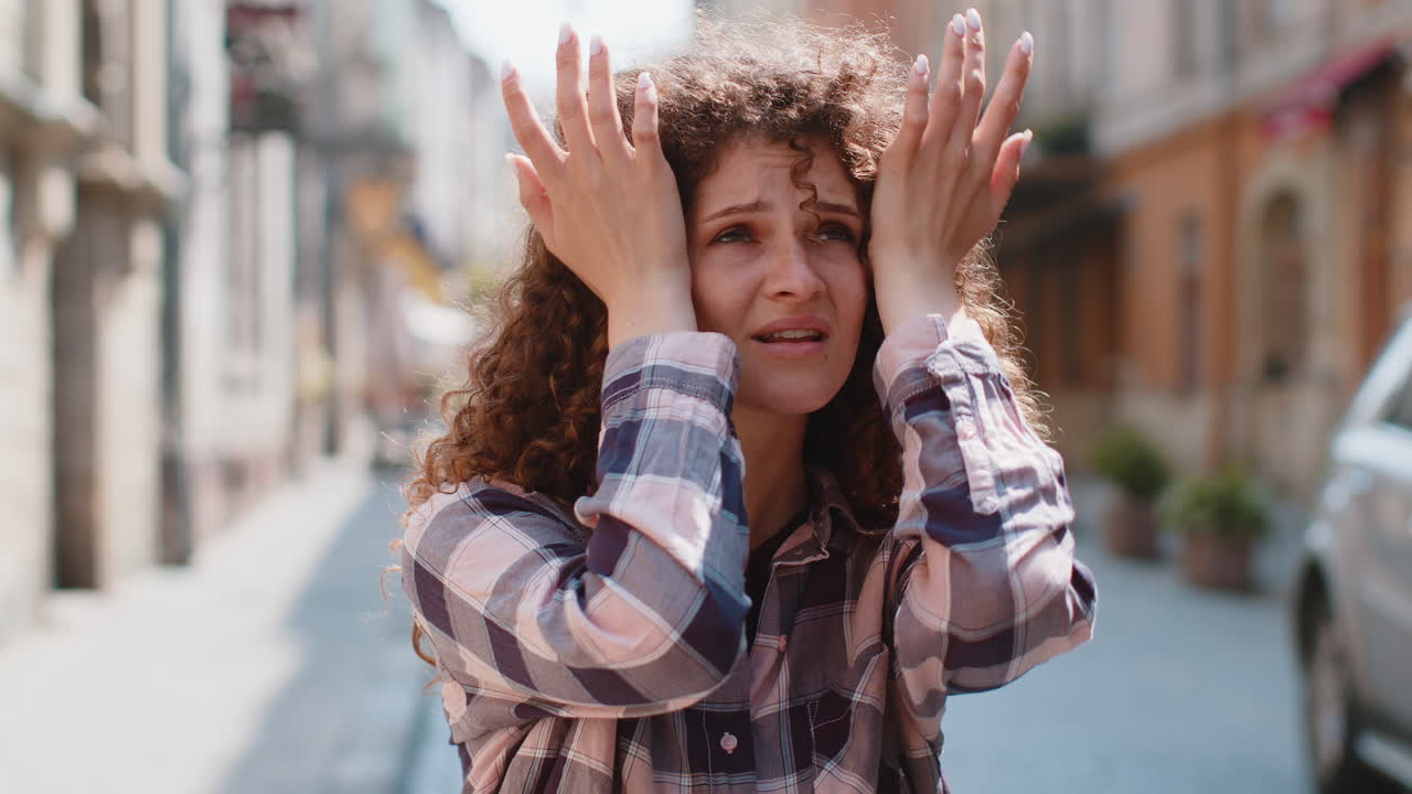 슬픈, 불행한, 좌절된 젊은 여성이 도시 거리에서 혼자 고 나쁜 느낌, 짜증, 슬 문제.