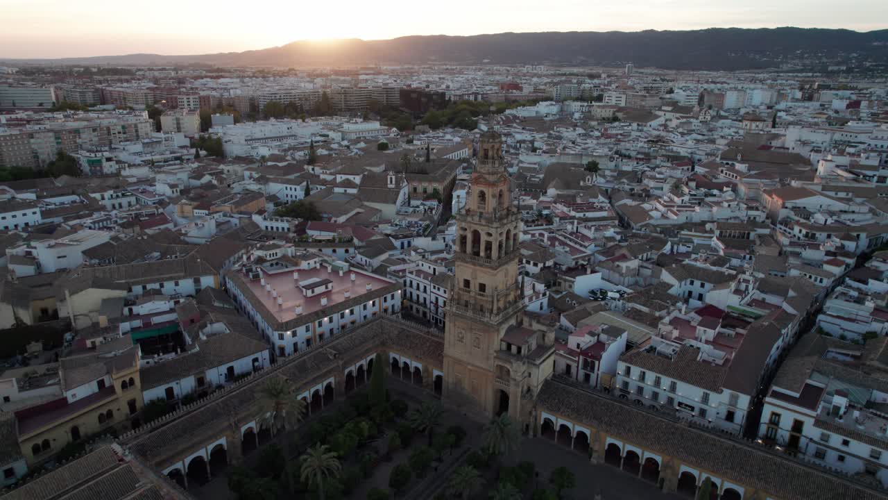 Vista aérea circular da torre da mesquita-catedral durante o crepúsculo em Córdova, Espanha