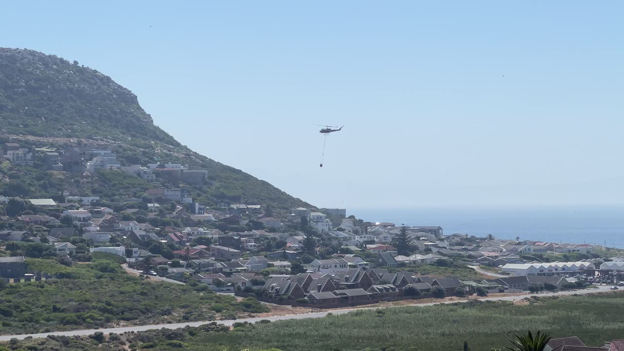 소방 헬리터는 화재에 대해 작업합니다.