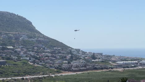 helicópteros de extinción de incendios que trabajan en incendios