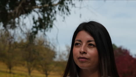 orbita cinematográfica mujer en el viñedo otoño cu2