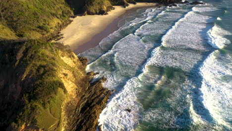 Epische-Drohnenaufnahme,-Die-Auf-Brechenden-Wellen-Beginnt-Und-Dann-Die-Küste-An-Der-Küste-Von-Broken-Head-In-Der-Nähe-Von-Byron-Bay-Enthüllt