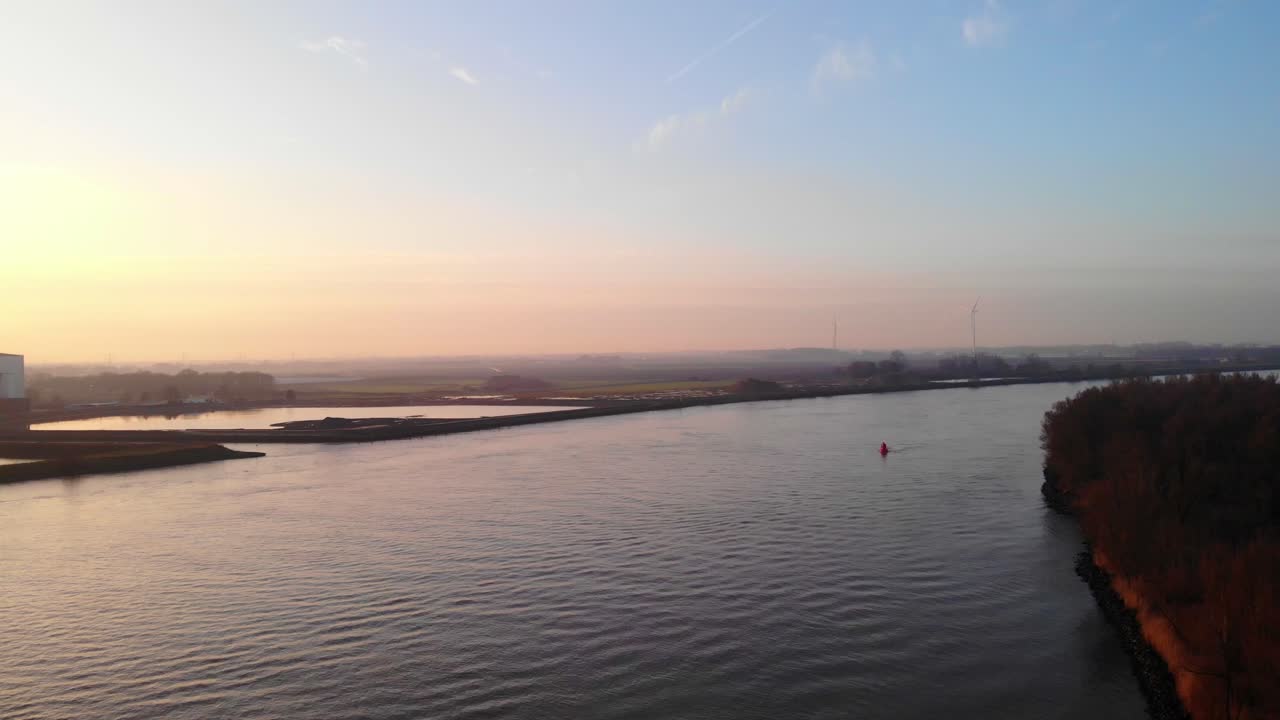 puttershoek 근처의 주황색 일출 하늘과 함께 oude maas 강 위의 공중