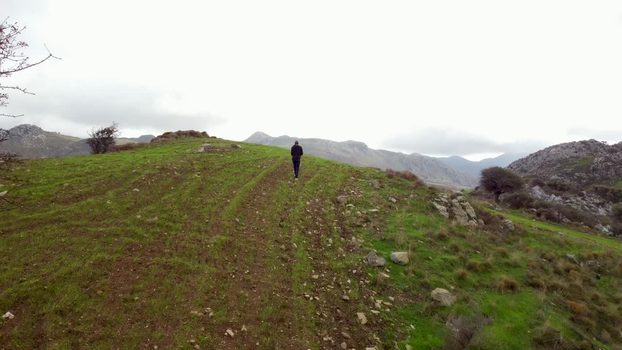 el excursionista conquistando el horizonte: una caminata inspiradora en una pintoresca ladera de creta