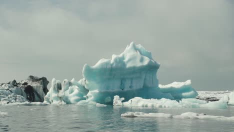 Un-Iceberg-Flota-En-Islandia