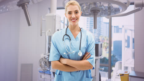 animación de una doctora caucásica sonriente con un estetoscopio sobre una cinta azul