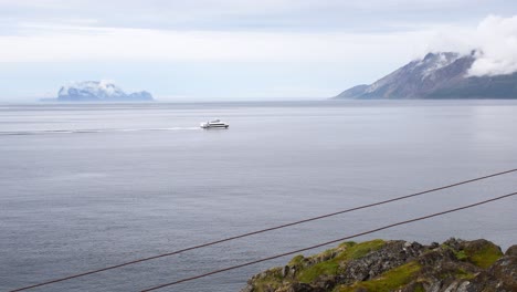 Schnelles-Passagierboot,-Das-In-Richtung-Der-Bergigen-Küste-Segelt