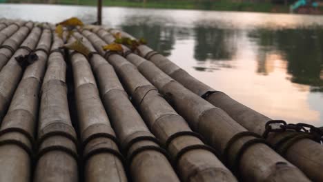 De-Cerca,-Una-Balsa-De-Bambú-Al-Borde-Del-Lago-Por-La-Tarde