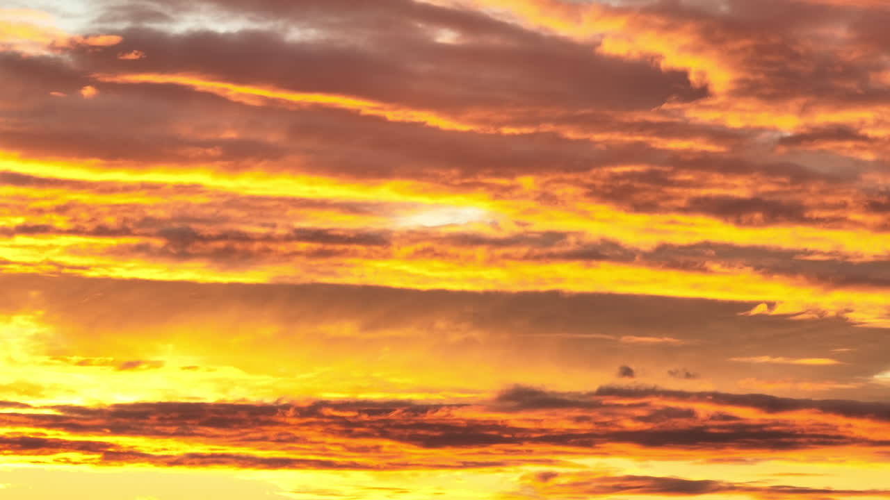 구름 속의 해가 지는 아이슬란드 공중