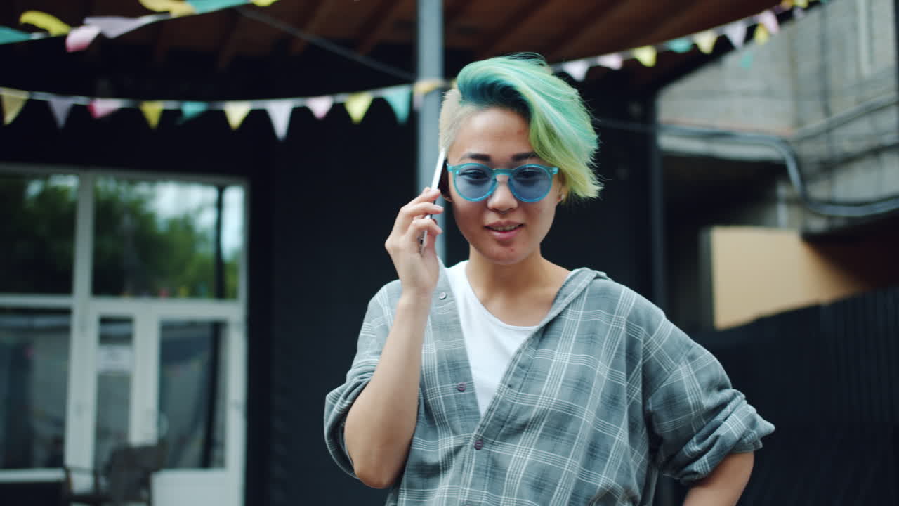 mujer hablando por teléfono al aire libre