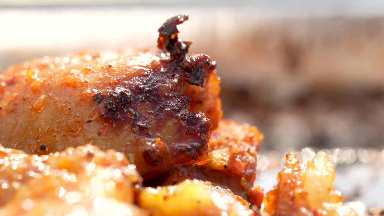 정원에서 그릴에 요리하는 맛있는  ⁇  바베큐의 클로즈업