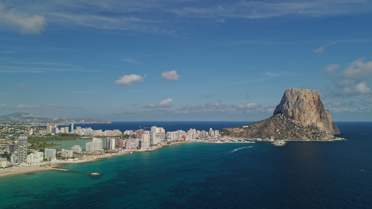 Vista aerea panoramica della costa di Calpe con la roccia del Peñón de Ifach, Costa Blanca, Spagna.