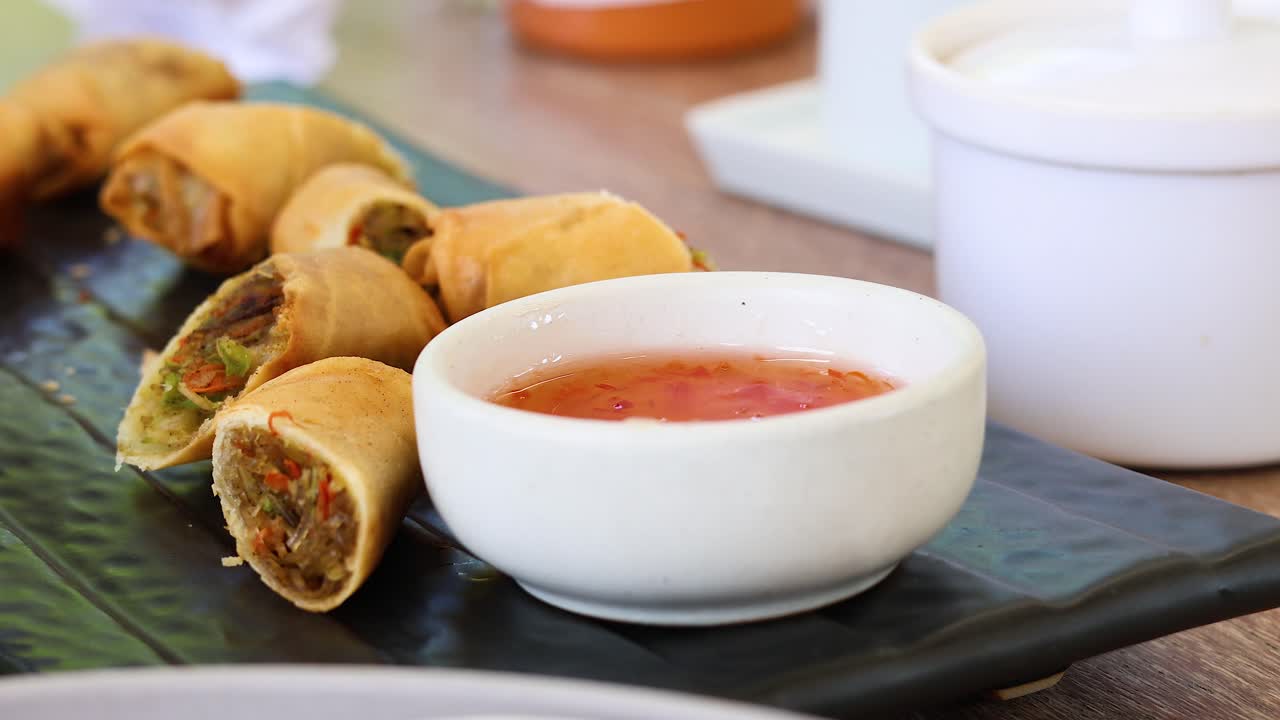 스프링 롤은 소스에 반복적으로 담그고 있습니다.