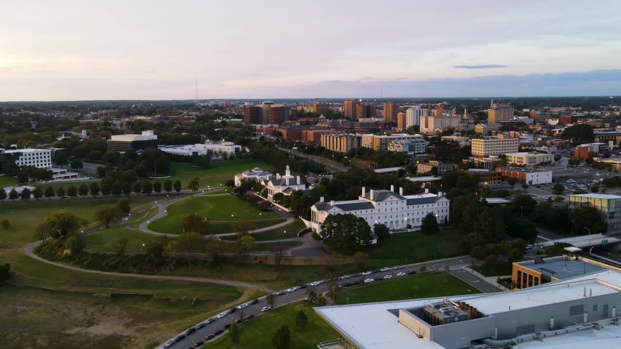 parques frente al río en la hora dorada en richmond, virginia | timelapse panorámica | verano 2021