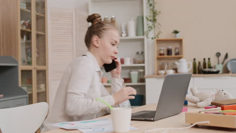 mutter, die mit dem kind mehrfach arbeitet