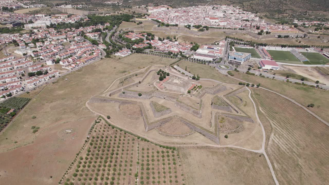 vista aérea del fuerte en forma de estrella de santa luzia, la ciudad de elvas en el fondo