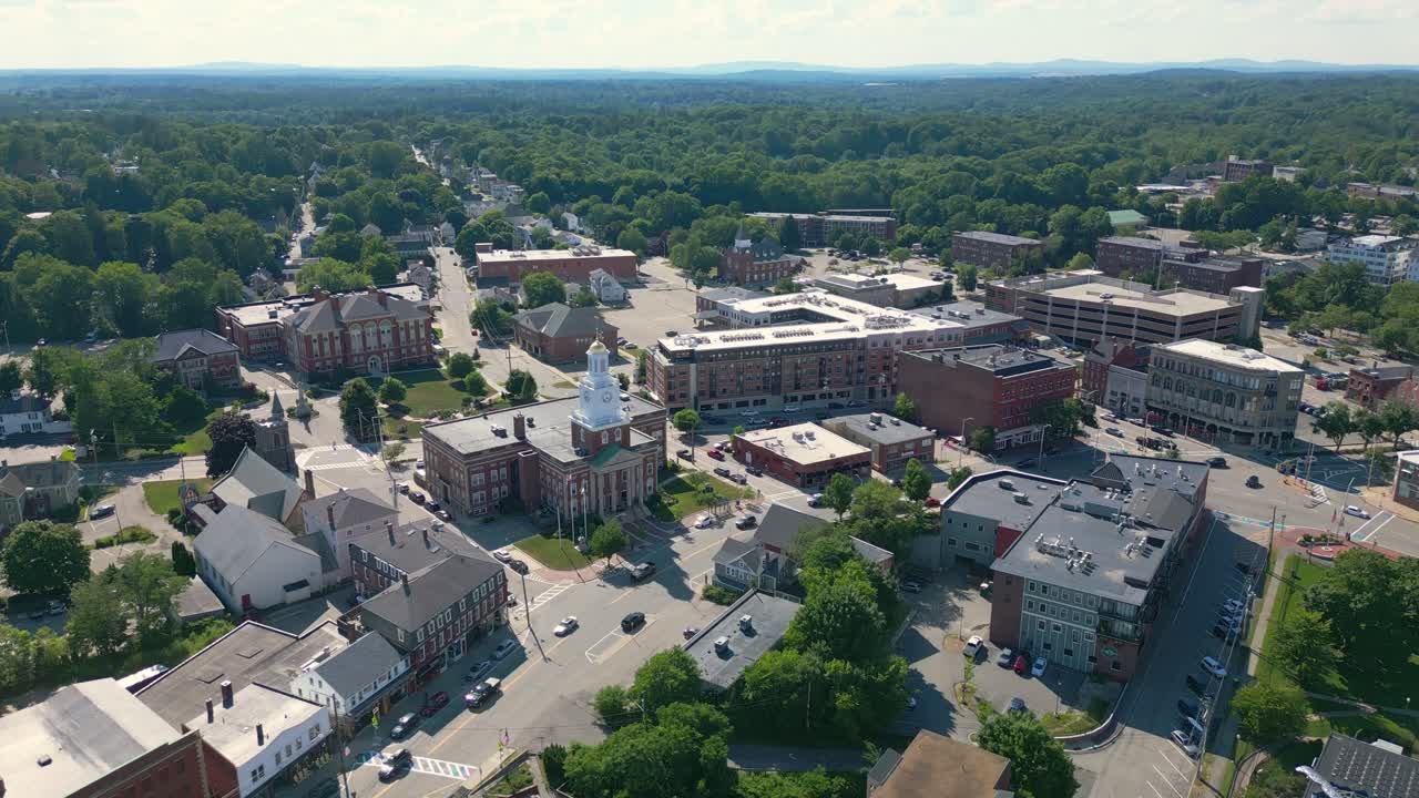 Ripresa con drone dello storico municipio di Dover a Dover, NH, USA. La ripresa inizia dall'alto e si abbassa mantenendo il municipio nello stesso punto, inclinando la telecamera verso l'alto alla stessa velocità della discesa.