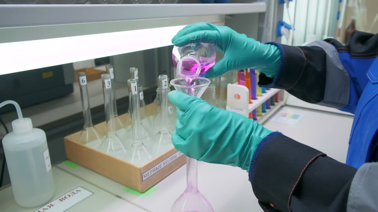 científico vertiendo líquido en un laboratorio