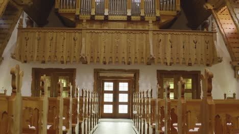 Imágenes-De-Drones-De-Una-Iglesia-De-Madera-Dentro-De-2