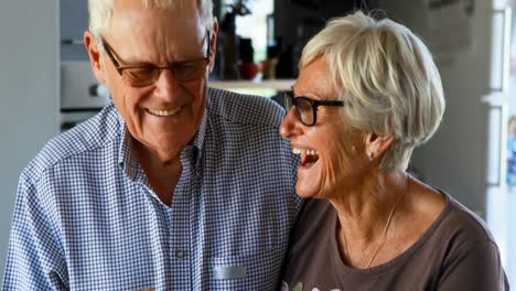 pareja de ancianos usando tableta digital en la cocina 4k
