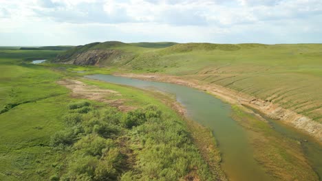 Paisaje-Rural-Con-Vastos-Campos-Verdes-Y-Río---Disparo-Aéreo-De-Drones