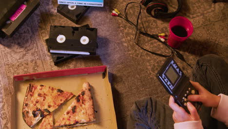 VHS-Kassetten-Und-Pizza-Auf-Dem-Boden