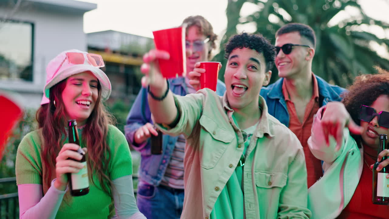 파티 에서 축하 하는 친구 들 의 그룹