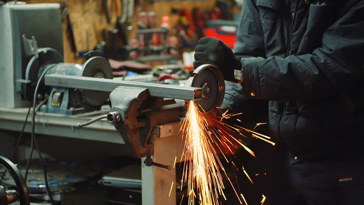 угловая шлифовальная машина для резки металла в мастерской 29