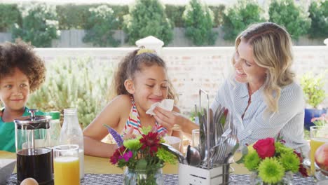 video de familias diversas pasando tiempo juntas y cenando afuera